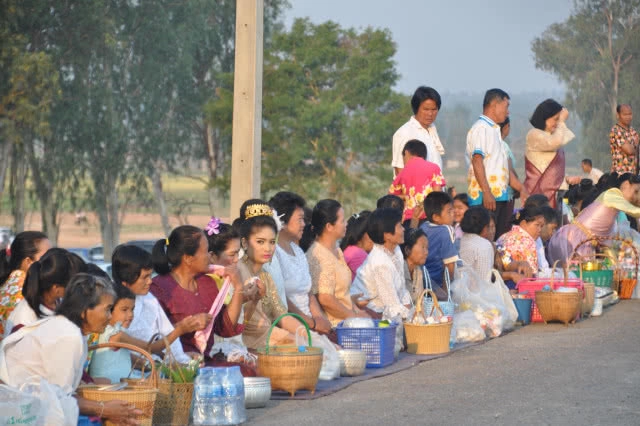 กว่า 5 พันคน แต่งชุดไทยตักบาตรยาวเหยียดบนสันอ่างเก็บน้ำ