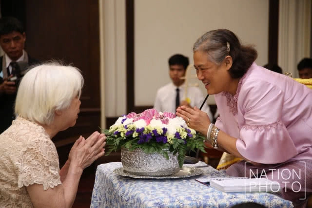 สมเด็จพระเทพฯ เสด็จพระราชทานน้ำสงกรานต์ แก่พระอาจารย์อาวุโสที่เคยถวายพระอักษร