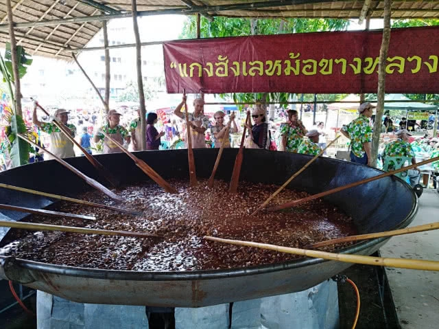 งานปีใหม่เมืองลำปางคึกคัก​ ปชช.-นทท.แห่เล่นสงกรานต์ห้าแยกหอนาฬิกา