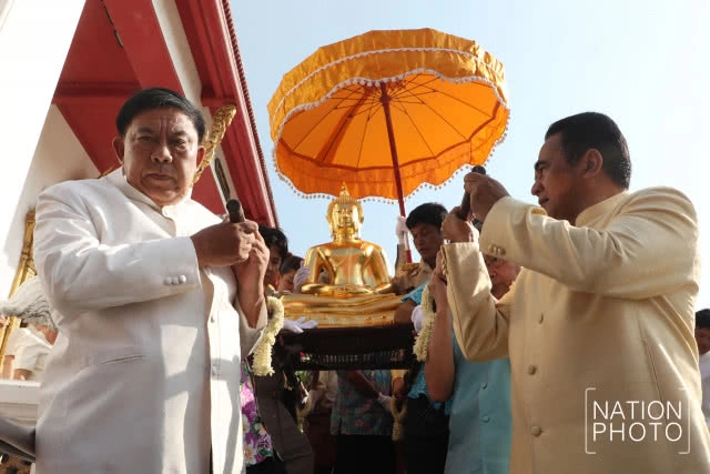 อัญเชิญพระพุทธสิหิงค์ ไปสวนลุมฯ ให้ประชาชนสรงน้ำ
