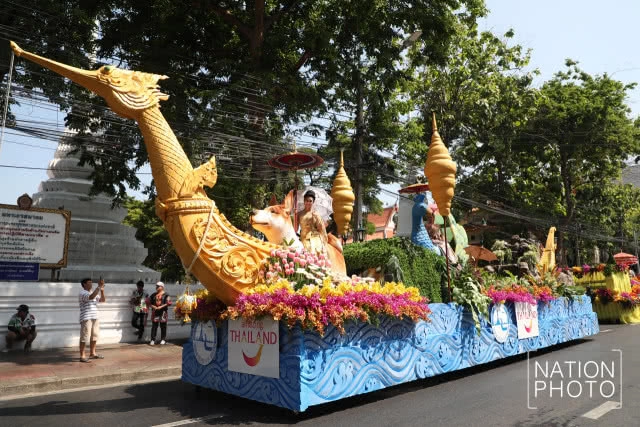 อัญเชิญพระพุทธสิหิงค์ ไปสวนลุมฯ ให้ประชาชนสรงน้ำ