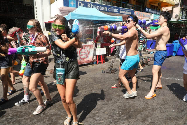 สงกรานต์ถนนข้าวสารเริ่มแล้ว นทท.เล่นน้ำสุดมันส์