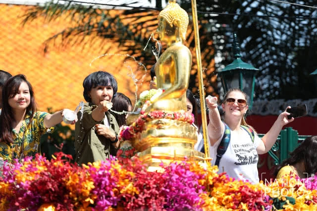 อัญเชิญพระพุทธสิหิงค์ ไปสวนลุมฯ ให้ประชาชนสรงน้ำ