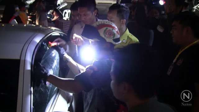 ทุบกระจกช่วยเด็ก 2 คนติดในรถ