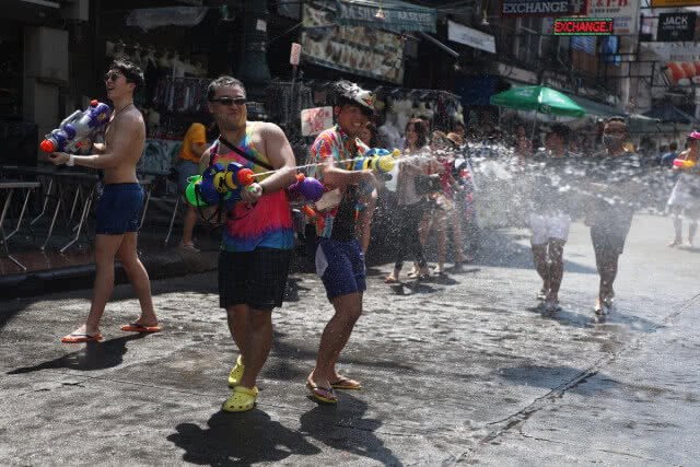 สงกรานต์ถนนข้าวสารเริ่มแล้ว นทท.เล่นน้ำสุดมันส์