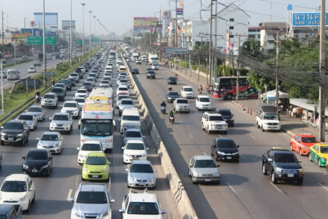 ถนนพหลโยธินเริ่มมีรถเต็มพื้นที่ตร.จราจรเร่งระบาย