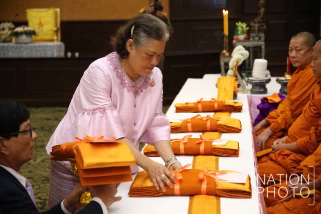 สมเด็จพระเทพฯ เสด็จพระราชทานน้ำสงกรานต์ แก่พระอาจารย์อาวุโสที่เคยถวายพระอักษร