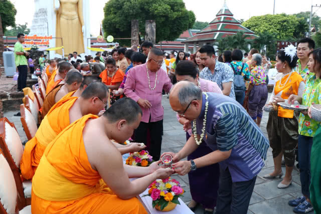 ประชาชนร่วมสรงน้ำพระสมณศักดิ์ อวยพรเล่นสงกรานต์อยู่ในศีล