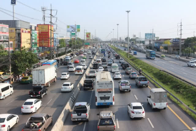ถนนพหลโยธินเริ่มมีรถเต็มพื้นที่ตร.จราจรเร่งระบาย