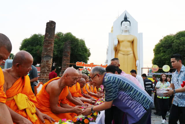 ประชาชนร่วมสรงน้ำพระสมณศักดิ์ อวยพรเล่นสงกรานต์อยู่ในศีล