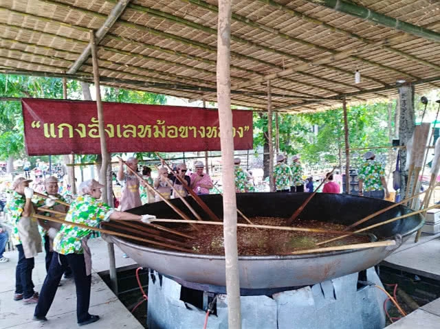 งานปีใหม่เมืองลำปางคึกคัก​ ปชช.-นทท.แห่เล่นสงกรานต์ห้าแยกหอนาฬิกา