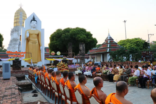 ประชาชนร่วมสรงน้ำพระสมณศักดิ์ อวยพรเล่นสงกรานต์อยู่ในศีล