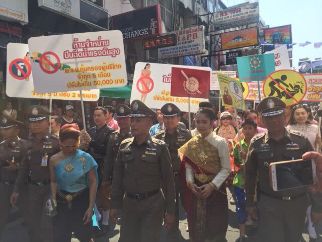 รองผบ.ตร.ลงพื้นที่เล่นน้ำสงกรานต์ยอดฮิต "ถนนข้าวสาร"
