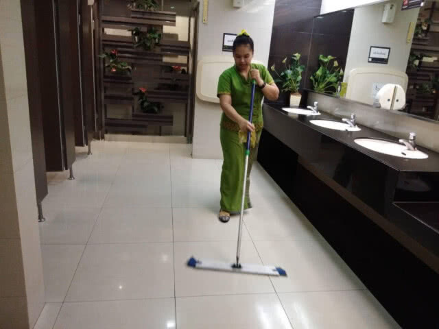 ออเจ้า พนักงาน รปภ. แม่บ้าน แต่งไทยย้อนยุคต้อนรับลูกค้า