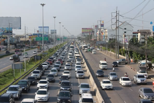 ถนนพหลโยธินเริ่มมีรถเต็มพื้นที่ตร.จราจรเร่งระบาย