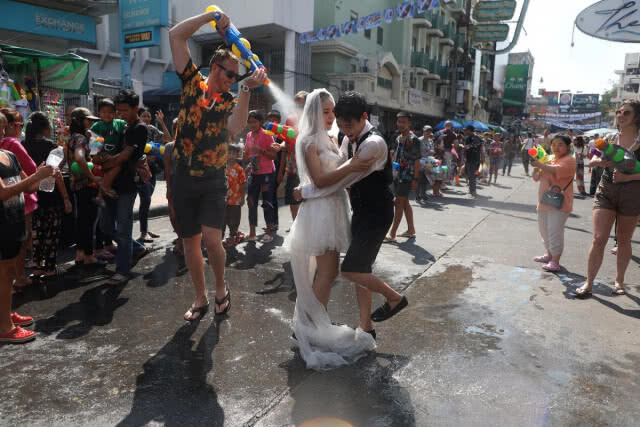 สงกรานต์ถนนข้าวสารเริ่มแล้ว นทท.เล่นน้ำสุดมันส์