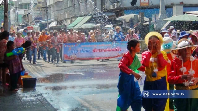 ชื่นฉ่ำทั้งเมือง "สรงสนาน สงกรานต์แปดริ้ว"