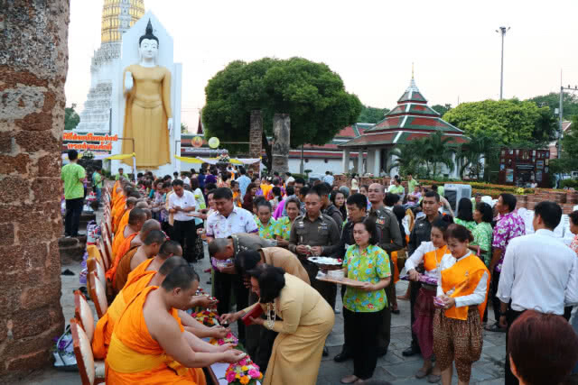 ประชาชนร่วมสรงน้ำพระสมณศักดิ์ อวยพรเล่นสงกรานต์อยู่ในศีล