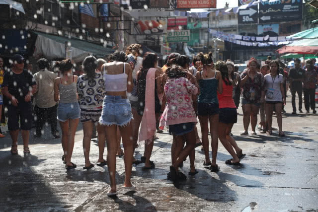 สงกรานต์ถนนข้าวสารเริ่มแล้ว นทท.เล่นน้ำสุดมันส์