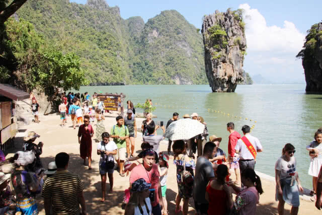 ทะเลพังงา สุดคึกคักรับเทศกาลวันสงกรานต์และวันหยุดยาว