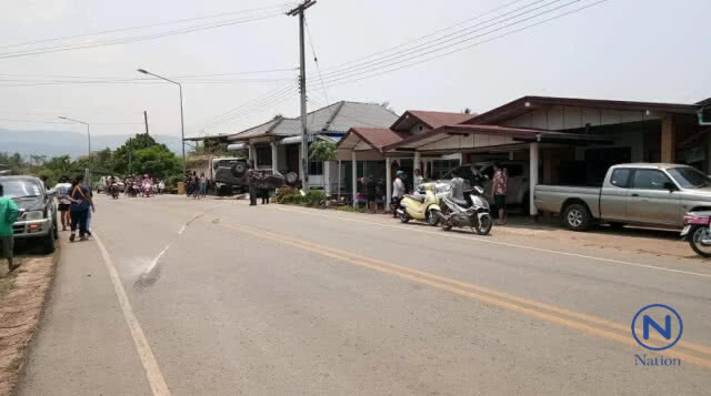 กระบะเสียหลักพุ่งชนกลุ่มเด็กน้อยเล่นน้ำสงกรานต์ ดับ 1 สาหัส 2