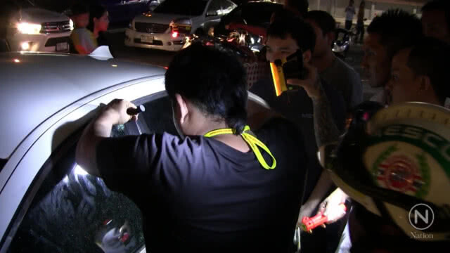 ทุบกระจกช่วยเด็ก 2 คนติดในรถ
