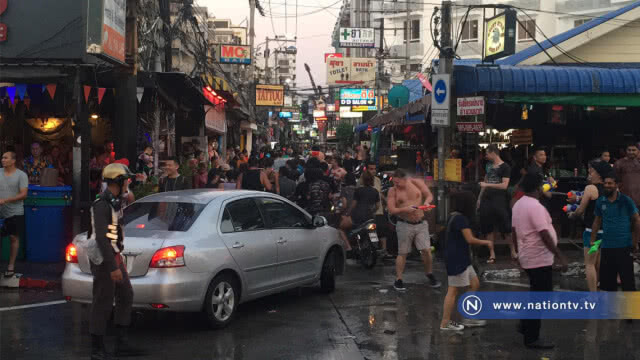 เริ่มแล้ว !! สงกรานต์พัทยาแห่เล่นน้ำกันอย่างคึกคัก