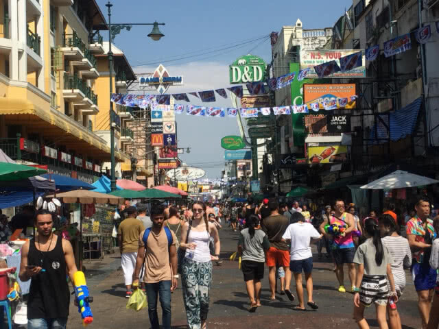 รองผบ.ตร.ลงพื้นที่เล่นน้ำสงกรานต์ยอดฮิต "ถนนข้าวสาร"