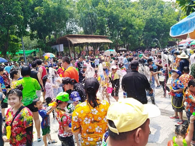 งานปีใหม่เมืองลำปางคึกคัก​ ปชช.-นทท.แห่เล่นสงกรานต์ห้าแยกหอนาฬิกา