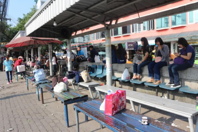 ถนนพหลโยธินเริ่มมีรถเต็มพื้นที่ตร.จราจรเร่งระบาย