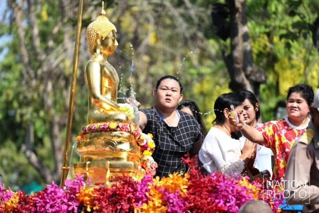 อัญเชิญพระพุทธสิหิงค์ ไปสวนลุมฯ ให้ประชาชนสรงน้ำ