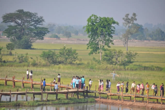 กว่า 5 พันคน แต่งชุดไทยตักบาตรยาวเหยียดบนสันอ่างเก็บน้ำ