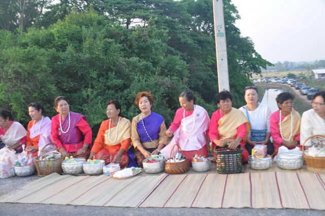 กว่า 5 พันคน แต่งชุดไทยตักบาตรยาวเหยียดบนสันอ่างเก็บน้ำ