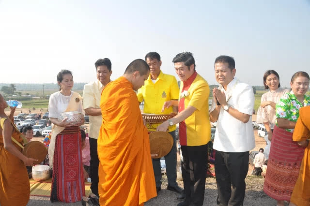 กว่า 5 พันคน แต่งชุดไทยตักบาตรยาวเหยียดบนสันอ่างเก็บน้ำ