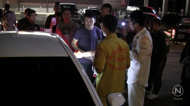 ทุบกระจกช่วยเด็ก 2 คนติดในรถ