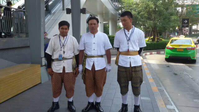 ออเจ้า พนักงาน รปภ. แม่บ้าน แต่งไทยย้อนยุคต้อนรับลูกค้า