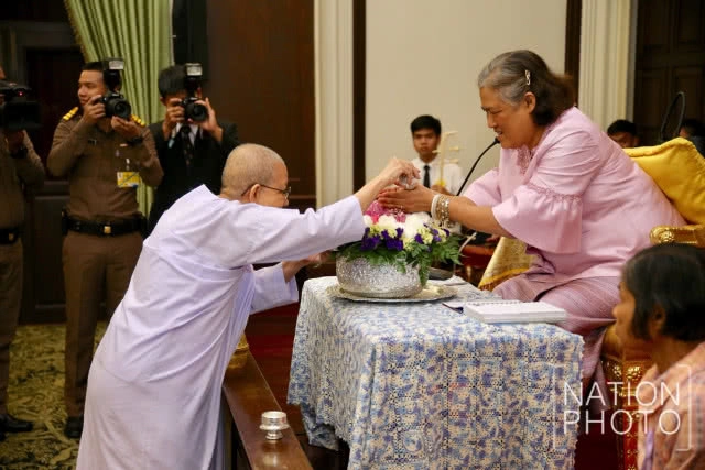 สมเด็จพระเทพฯ เสด็จพระราชทานน้ำสงกรานต์ แก่พระอาจารย์อาวุโสที่เคยถวายพระอักษร