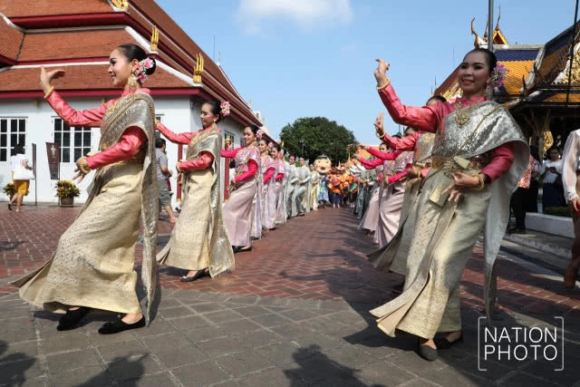 อัญเชิญพระพุทธสิหิงค์ ไปสวนลุมฯ ให้ประชาชนสรงน้ำ