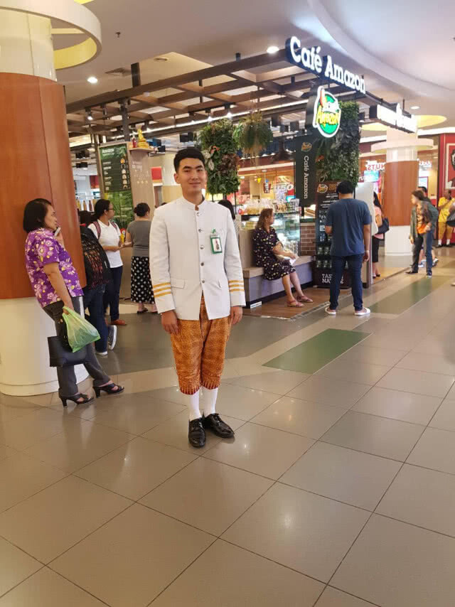 ออเจ้า พนักงาน รปภ. แม่บ้าน แต่งไทยย้อนยุคต้อนรับลูกค้า