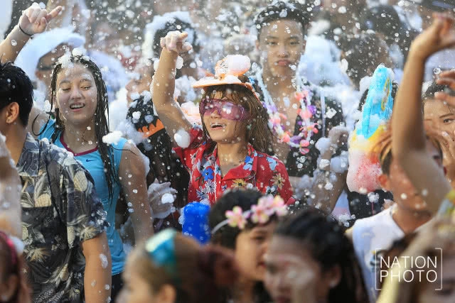 (ภาพชุด) สงกรานต์ปาร์ตี้โฟมสนุก  เซ็นทรัลเวิลด์