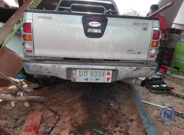 สาวใหญ่ดวงซวย ล้างจานในบ้าน ถูกรถพุ่งชนเหยียบจนขาหัก