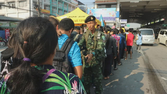 แรงงานเมียนมา กว่า 5 พันคน ต่อคิวหน้าด่านแม่สอด กลับบ้านสงกรานต์