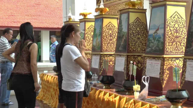 ท่องเที่ยวทำบุญไหว้พระเจ้าตนหลวงวันสงกรานต์คึกคัก