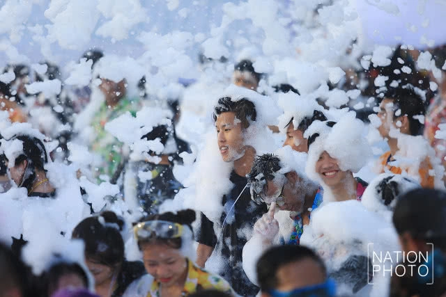 (ภาพชุด) สงกรานต์ปาร์ตี้โฟมสนุก  เซ็นทรัลเวิลด์