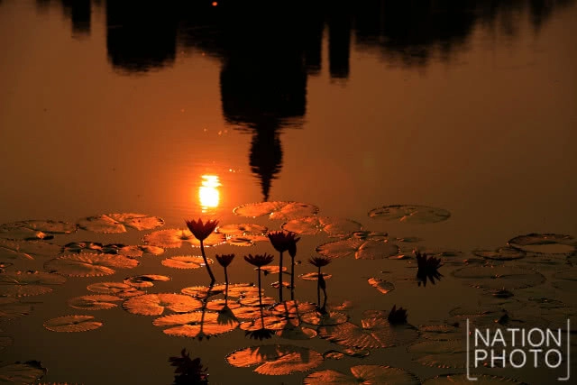 พระอาทิตย์ดวงโต แผ่รัศมีทักทายในตอนเช้าวันสงกรานต์