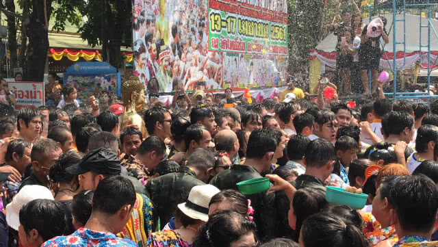 คลื่นมหาชนแห่สรงน้ำหลวงพ่อพระใส รอบเมืองหนองคายวันสงกรานต์