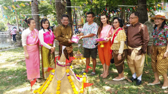 ลำสามแก้วจัดงานสืบสานประเพณี สงกรานต์รดน้ำดำหัวผู้สูงอายุ