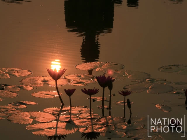 พระอาทิตย์ดวงโต แผ่รัศมีทักทายในตอนเช้าวันสงกรานต์