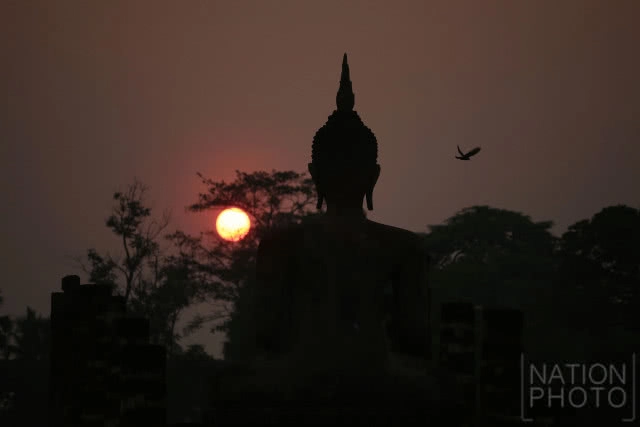 พระอาทิตย์ดวงโต แผ่รัศมีทักทายในตอนเช้าวันสงกรานต์