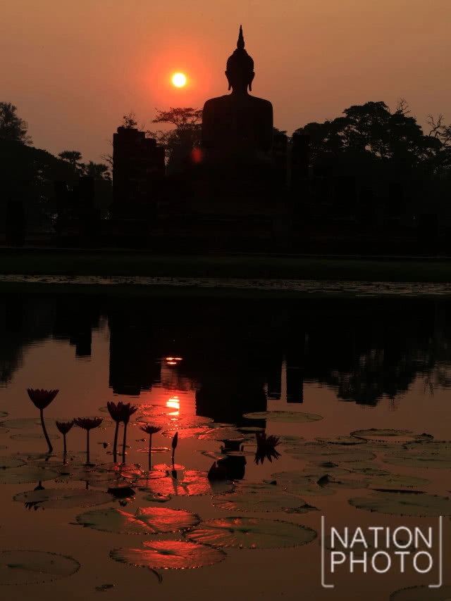 พระอาทิตย์ดวงโต แผ่รัศมีทักทายในตอนเช้าวันสงกรานต์